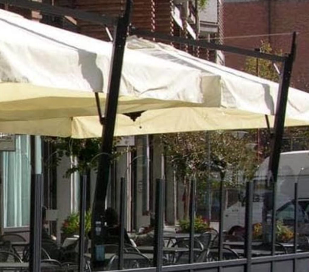 Il ladro seriale che ruba tavoli e sedie nei dehors dei locali del Centro