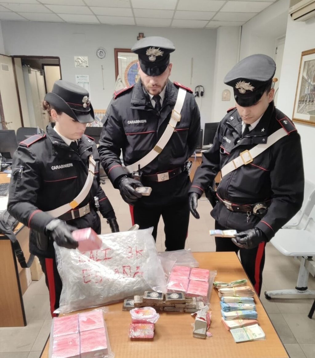 Ventunomila euro per 8 chili di droga, grossista e cliente fermati dopo scambio