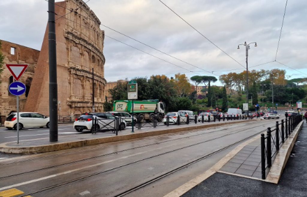 Conclusi i lavori della fermata del tram di piazza Colosseo: è più ampia e più sicura