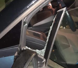 Finestrini e specchietti distrutti: la piaga delle auto danneggiate tocca un altro quartiere