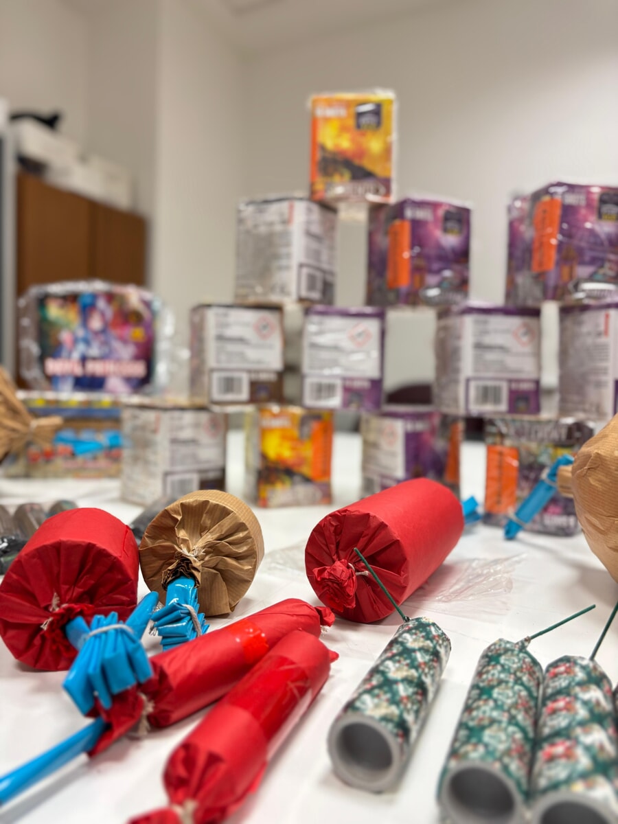 Centocelle, negozio per casalinghi vende petardi e fuochi d'artificio senza alcun permesso