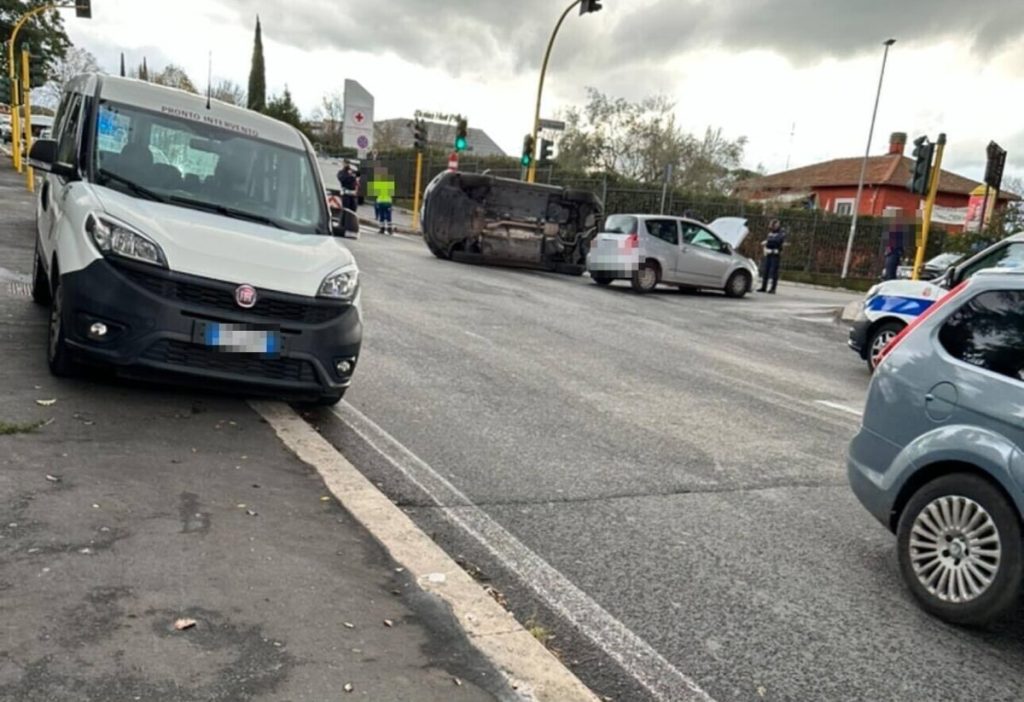 Incidente a Roma: scontro tra due auto. Una si ribalta su un fianco