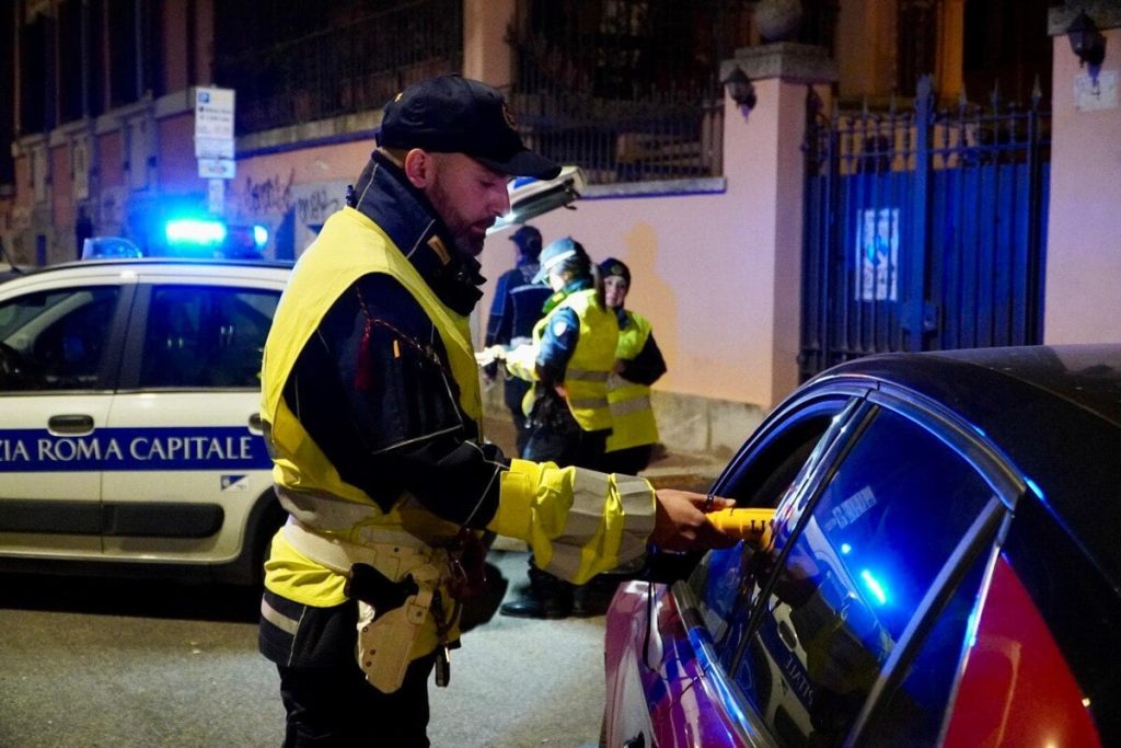 Boom di sanzioni e stretta sulla movida nel fine settimana: 900 multe e 100 irregolarità nei locali