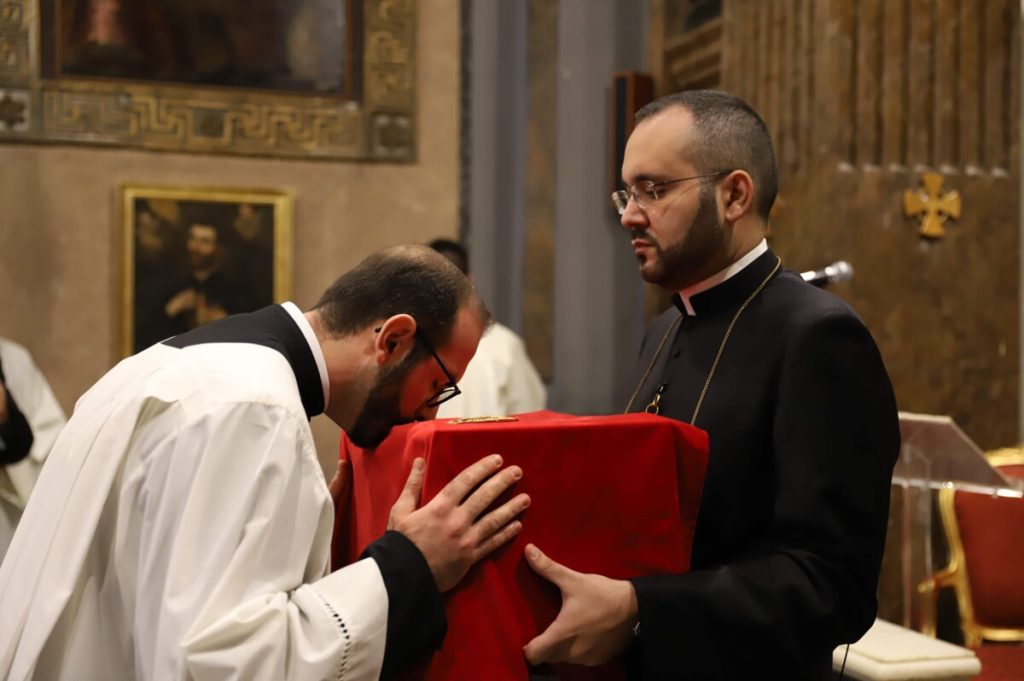L'apertura del sepolcro e la traslazione dell'urna del primo beato del Giubileo 2025