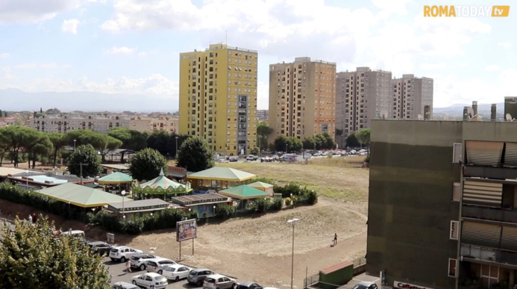 Tor Bella Monaca, ascensori rotti e scale al buio nei palazzi popolari: "Siamo dimenticati"