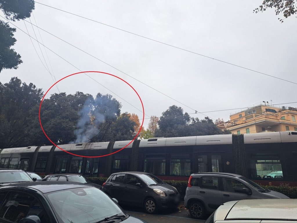 Fumo sul tetto del tram: interrotta la linea. Attivati i bus sostitutivi