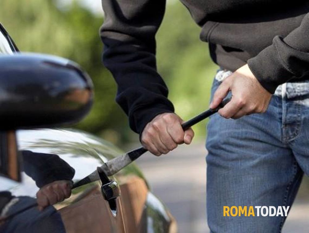 Una lunga scia di portiere forzate, saccheggiate otto auto sulla stessa strada