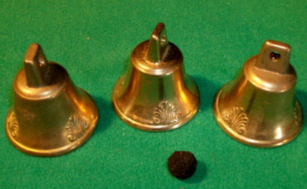 Inseguono il truffatore dopo aver perso 300 euro al gioco delle tre campanelle