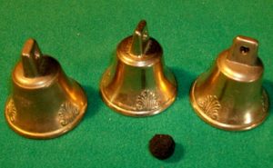 Inseguono il truffatore dopo aver perso 300 euro al gioco delle tre campanelle