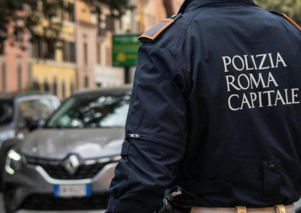 Mamma con cinque figli in strada e al freddo. La polizia locale offre loro pasti caldi e alloggio