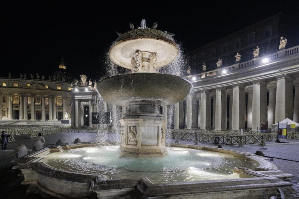 Nuova luce a piazza San Pietro: 280 proiettori a basso consumo illuminano le statue del Colonnato