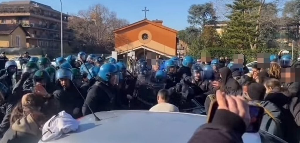 Sgombero al Forte Portuense: scontri con la polizia. Dieci i feriti