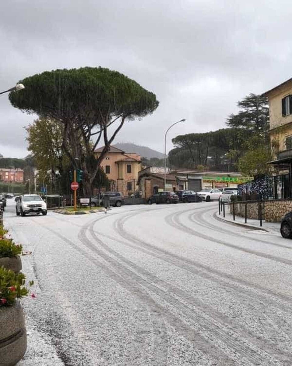 Maltempo, primi fiocchi sui Castelli. Oggi pioggia a Roma
