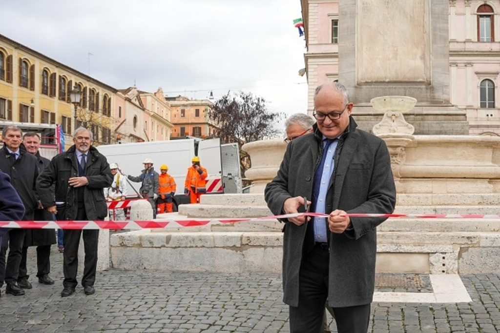 La fontana di piazza Maria Maggiore torna a splendere dopo il restauro: "Lavori finiti in anticipo"