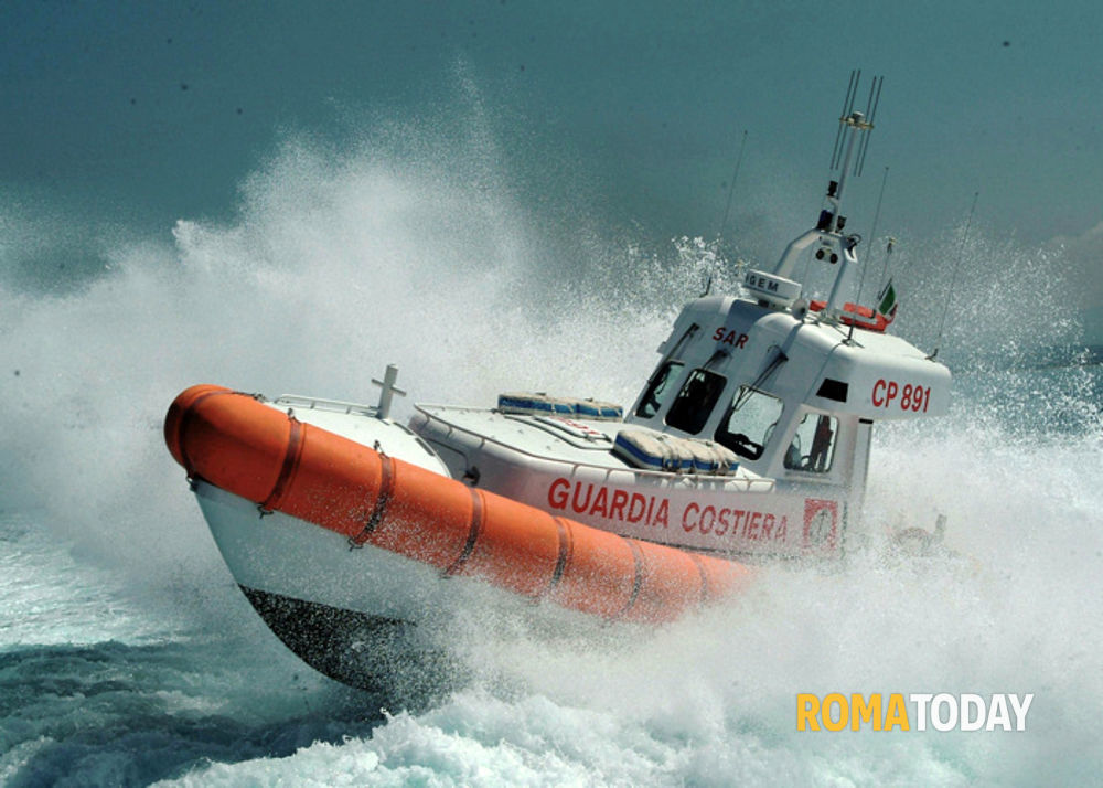 Mareggiata sul litorale, la Capitaneria di porto salva 5 persone in mare