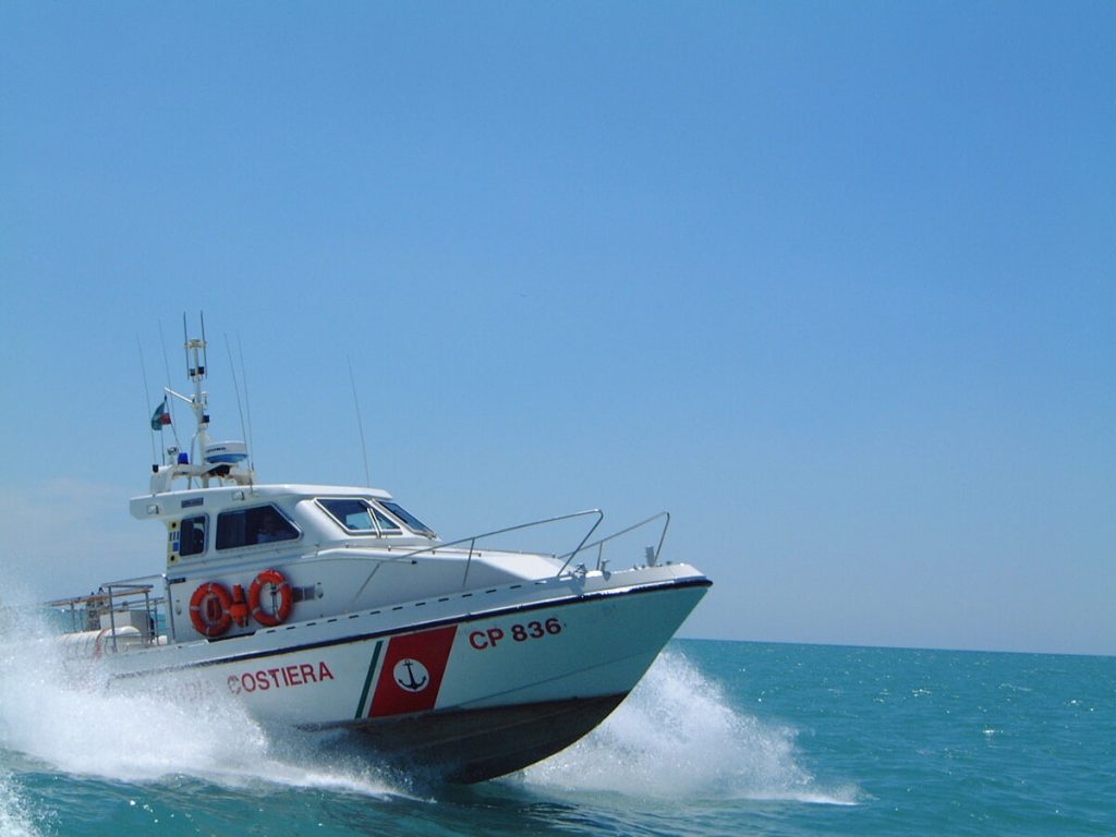 Peschereccio affonda a Focene con due persone a bordo: un morto