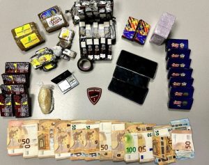 Fermato con l'hashish nella felpa, picchia gli agenti per recuperare la droga