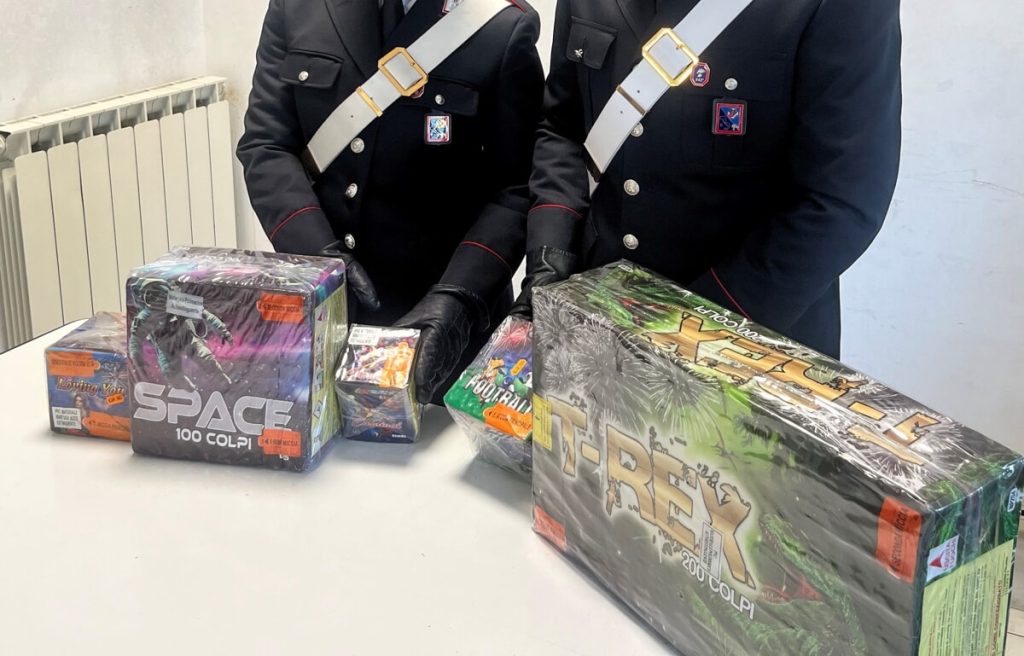 Fuochi d'artificio tra prodotti per la casa: sequestrati dieci chili di botti illegali