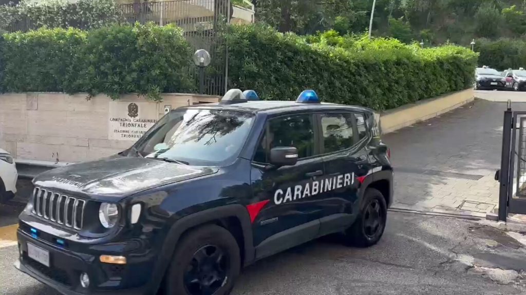 "Datemi i soldi per la droga": figlio violento aggredisce e minaccia gli anziani genitori