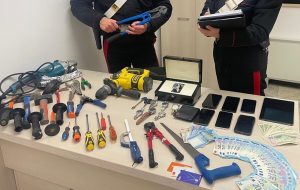 Il covo di latinos con orologi di lusso rubati e il kit dello scasso