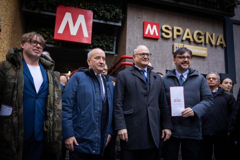 Un cielo stellato e i muri puliti. La metro Spagna torna a splendere