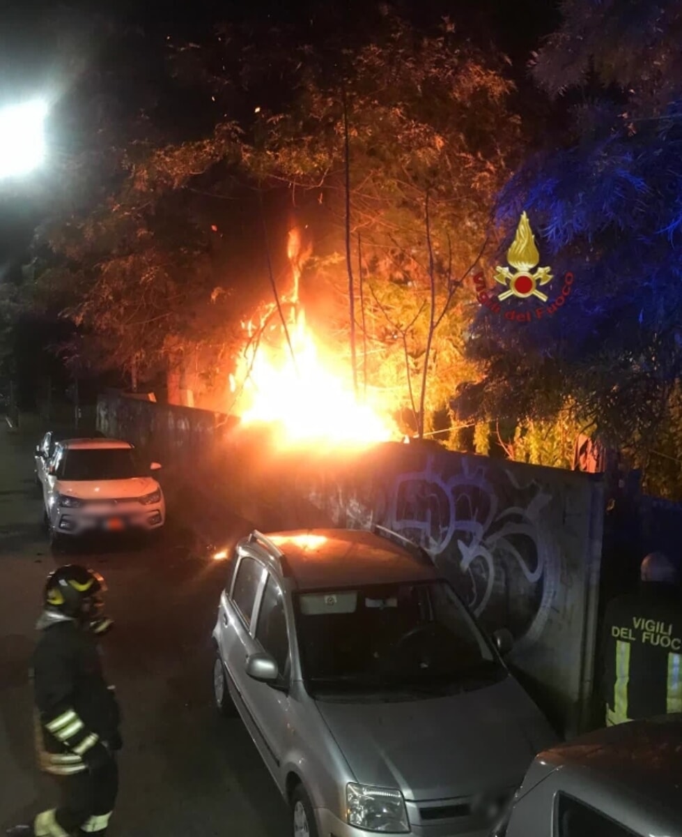 Incendio a Torpignattara, in fiamme motorino e un'auto