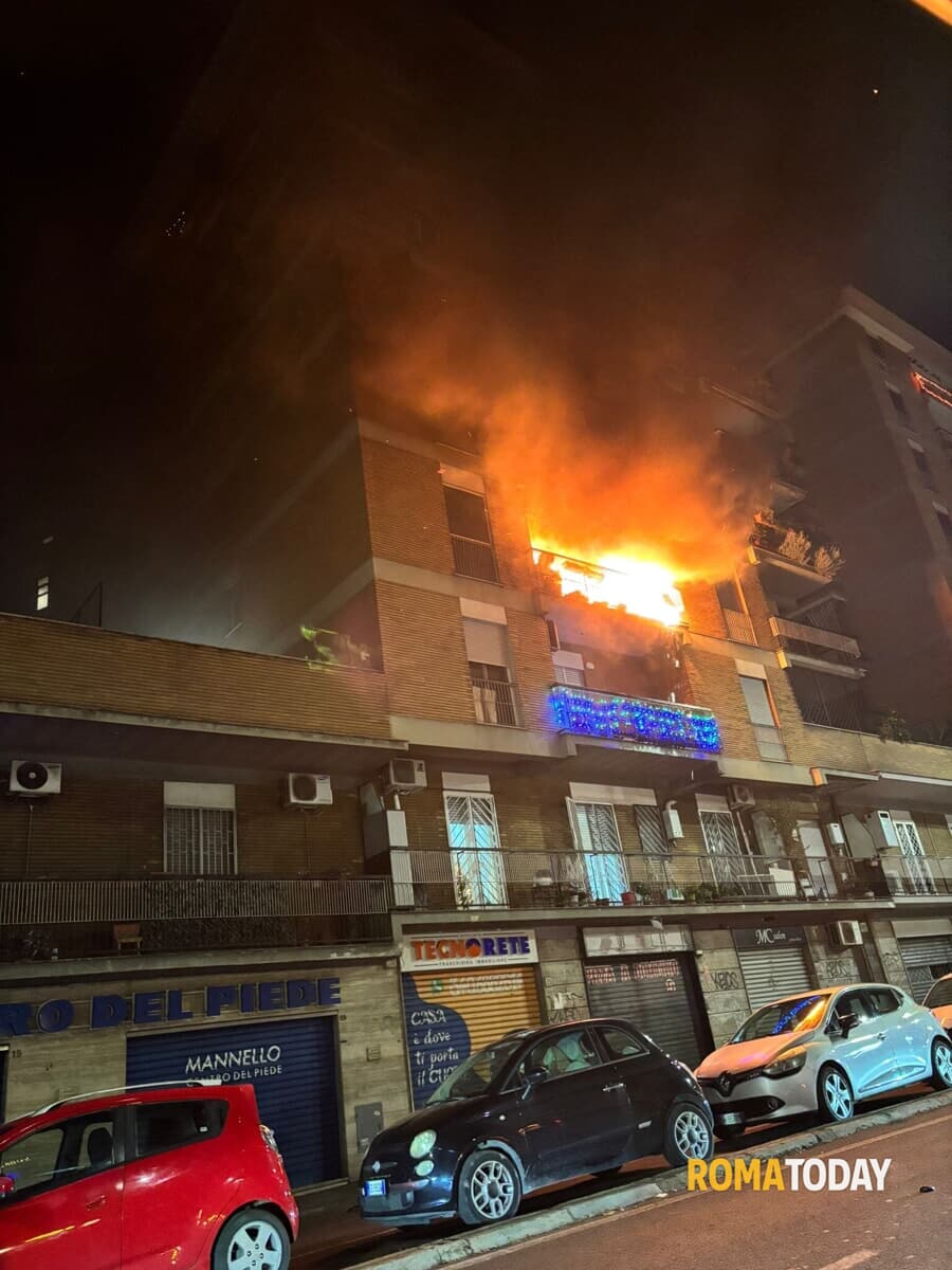 Paura a Roma per un incendio, le fiamme avvolgono un balcone. Evacuati appartamenti la notte di Natale