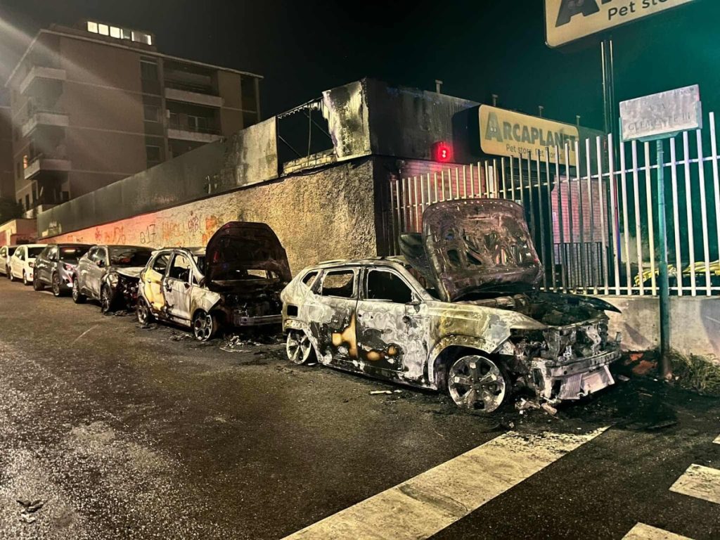 Incendio nella notte distrugge sei auto, danneggiata la tettoia di un negozio