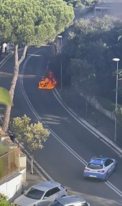 Auto in fiamme a Roma nord