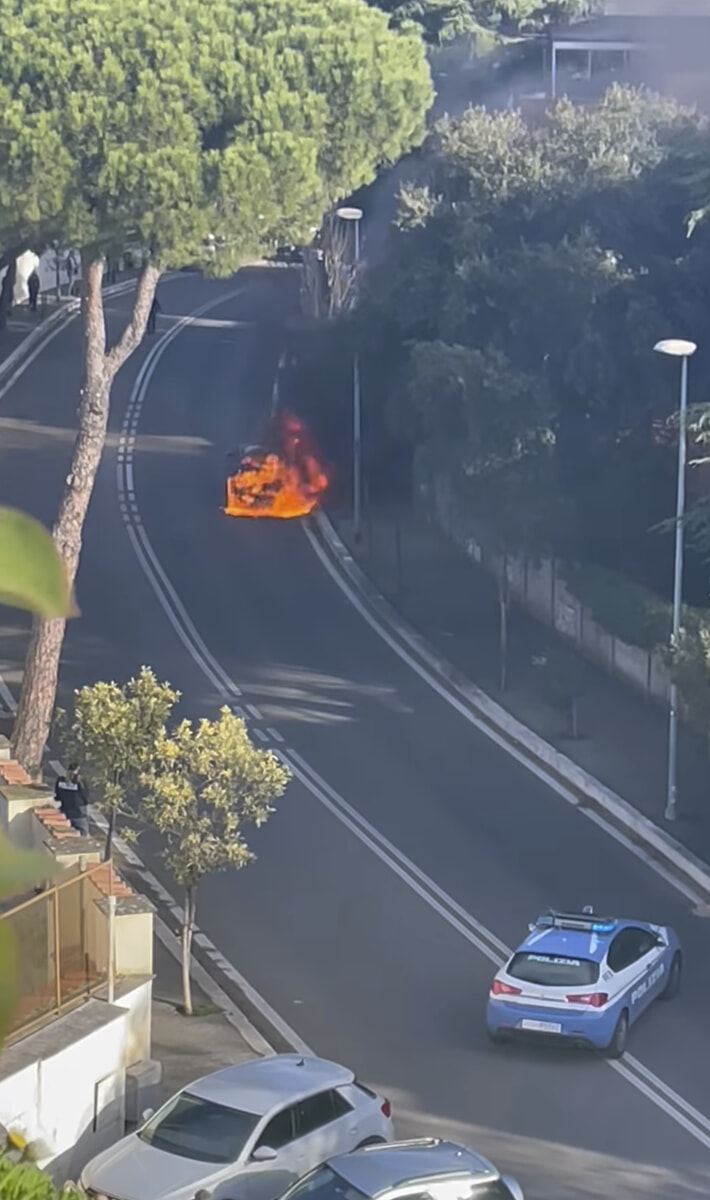 Auto in fiamme a Roma nord