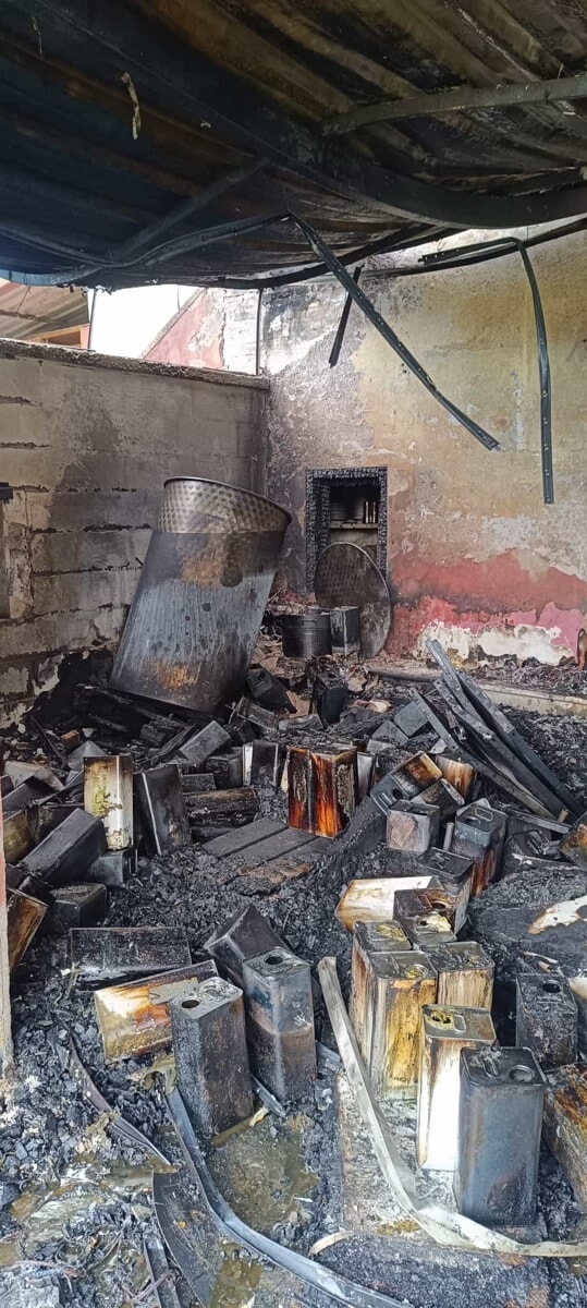 Incendio alla cooperativa Cobragor: in fiamme un magazzino con mille litri d'olio