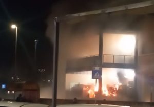 Incendio a Tor Vergata, paura al centro commerciale: fumo nei locali e clienti evacuati
