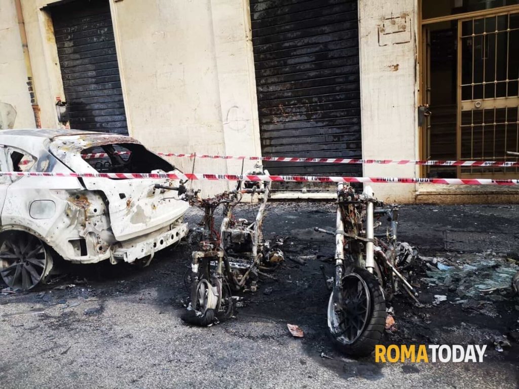 Un incendio ha distrutto auto e scooter all'Appio Latino