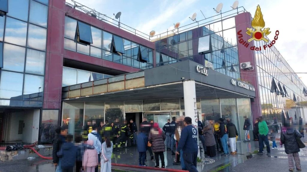 Paura nell'ex hotel occupato. Fiamme sulla Prenestina, persone evacuate