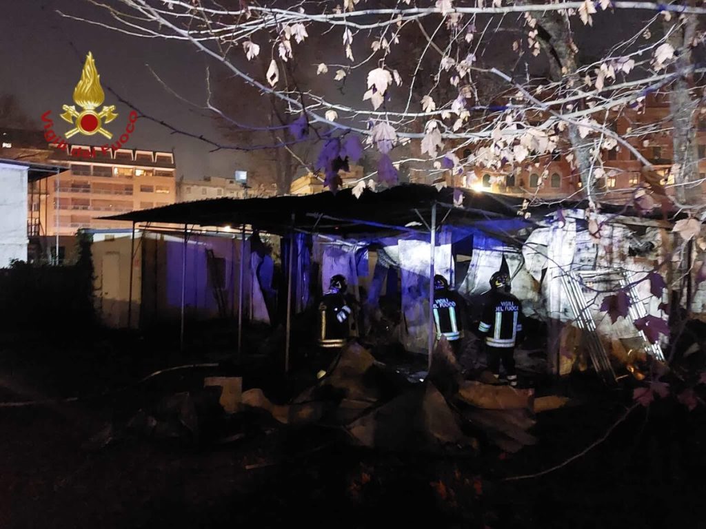 Roma, incendio a Villa Borghese. Fumo nella metro A, chiuse 2 stazioni