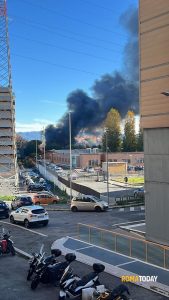 Incendio a Roma, brucia un capannone: asilo evacuato. Colonna di fumo nero visibile nell'intero quadrante