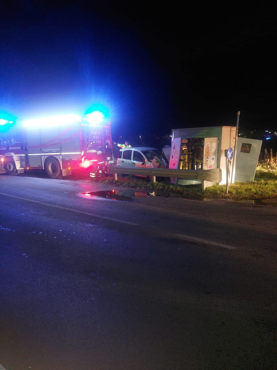 Incidente a Roma, auto finisce contro il contatore: a Natale un quartiere resta senza gas