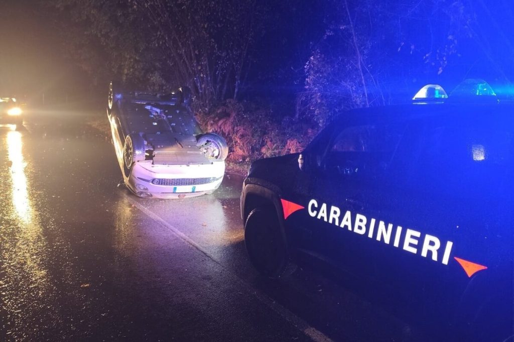Donna bloccata nell'auto ribaltata. Salvata da carabiniere fuori servizio