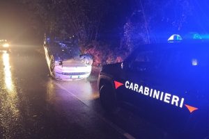 Donna bloccata nell'auto ribaltata. Salvata da carabiniere fuori servizio