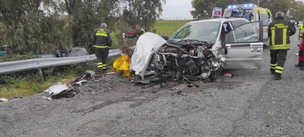 Incidente a Fiumicino: scontro tra due auto, quattro i feriti. Sul posto l'eliambulanza
