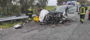 Incidente a Fiumicino: scontro tra due auto, quattro i feriti. Sul posto l'eliambulanza