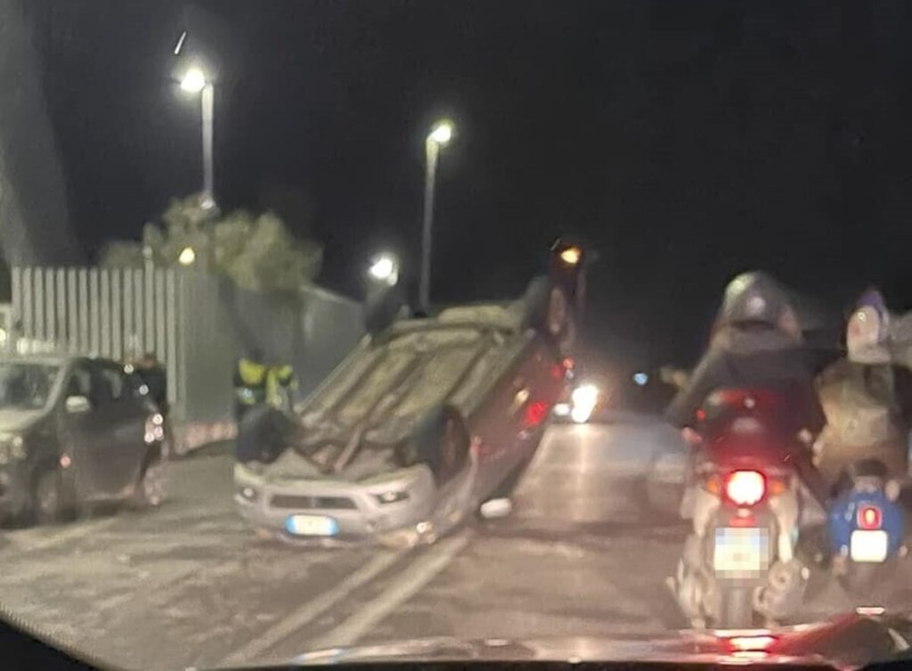 Incidente a Roma: carambola tra tre auto, una si ribalta. Tre feriti