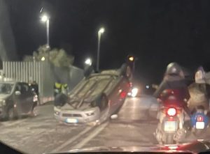Incidente a Roma: carambola tra tre auto, una si ribalta. Tre feriti