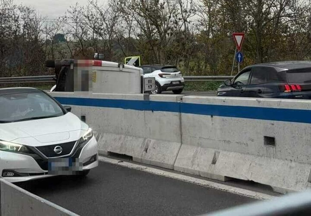 Incidente sulla Pontina, furgoncino si ribalta su un lato