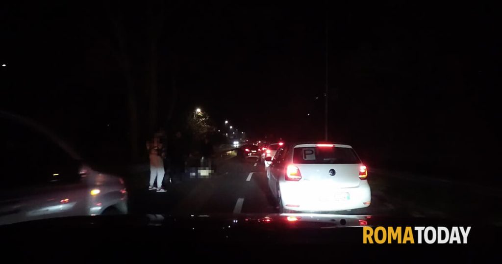 Incidente sulla rampa del Raccordo: perde il controllo dello scooter e finisce a terra. Grave 30enne