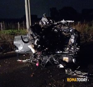 Morto in un incidente dopo essere stato sbalzato fuori dall'auto. L'amico alla guida era senza patente