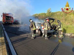 Scontro tra due auto, vettura alimentata a Gpl prende fuoco