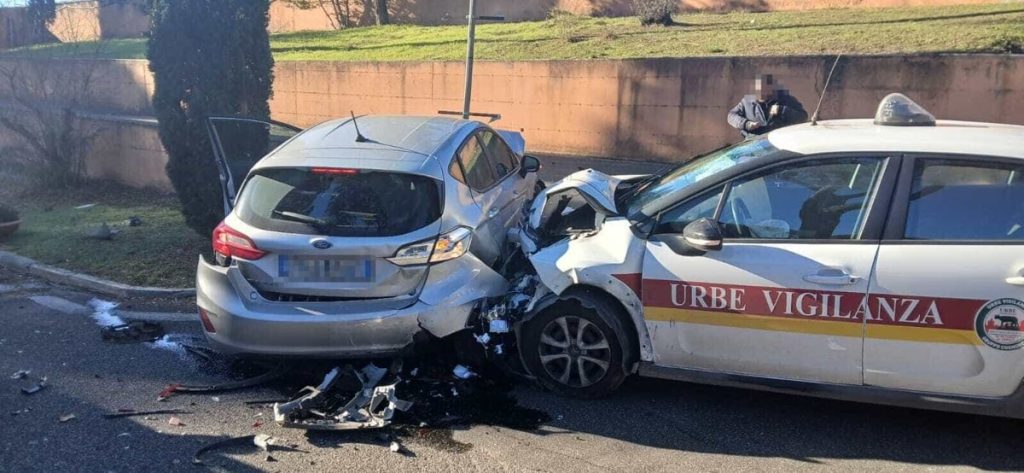Inseguimento da film nel cimitero. Ruba auto e scappa, speronato e bloccato dalla vigilanza Ama