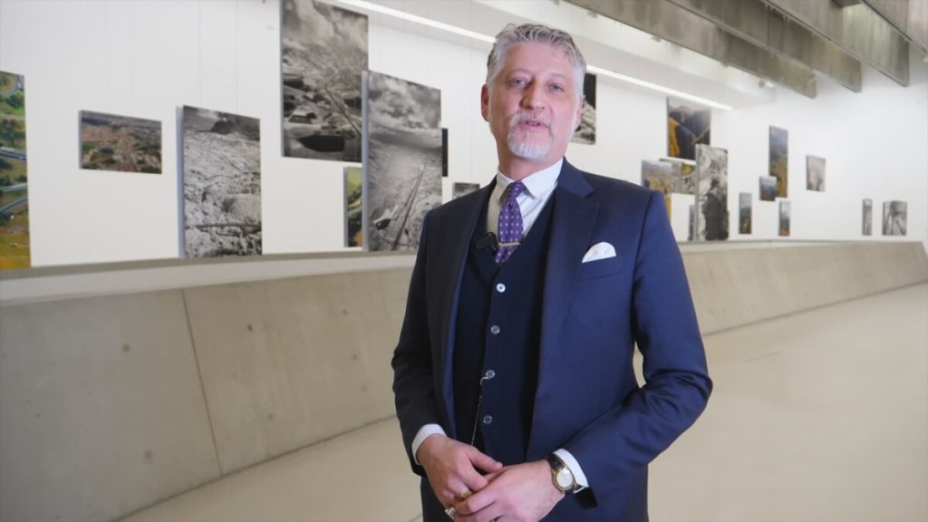Il ministro Giuli al Maxxi visita a "Italia in movimento",: "Racconta la storia delle autostrade, strumento di connessione"