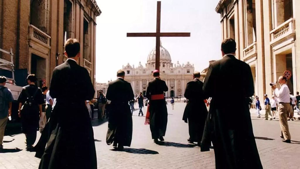 Informazione, soldi e potere. L’ombra nera dei cattolici tradizionalisti si allunga su Roma